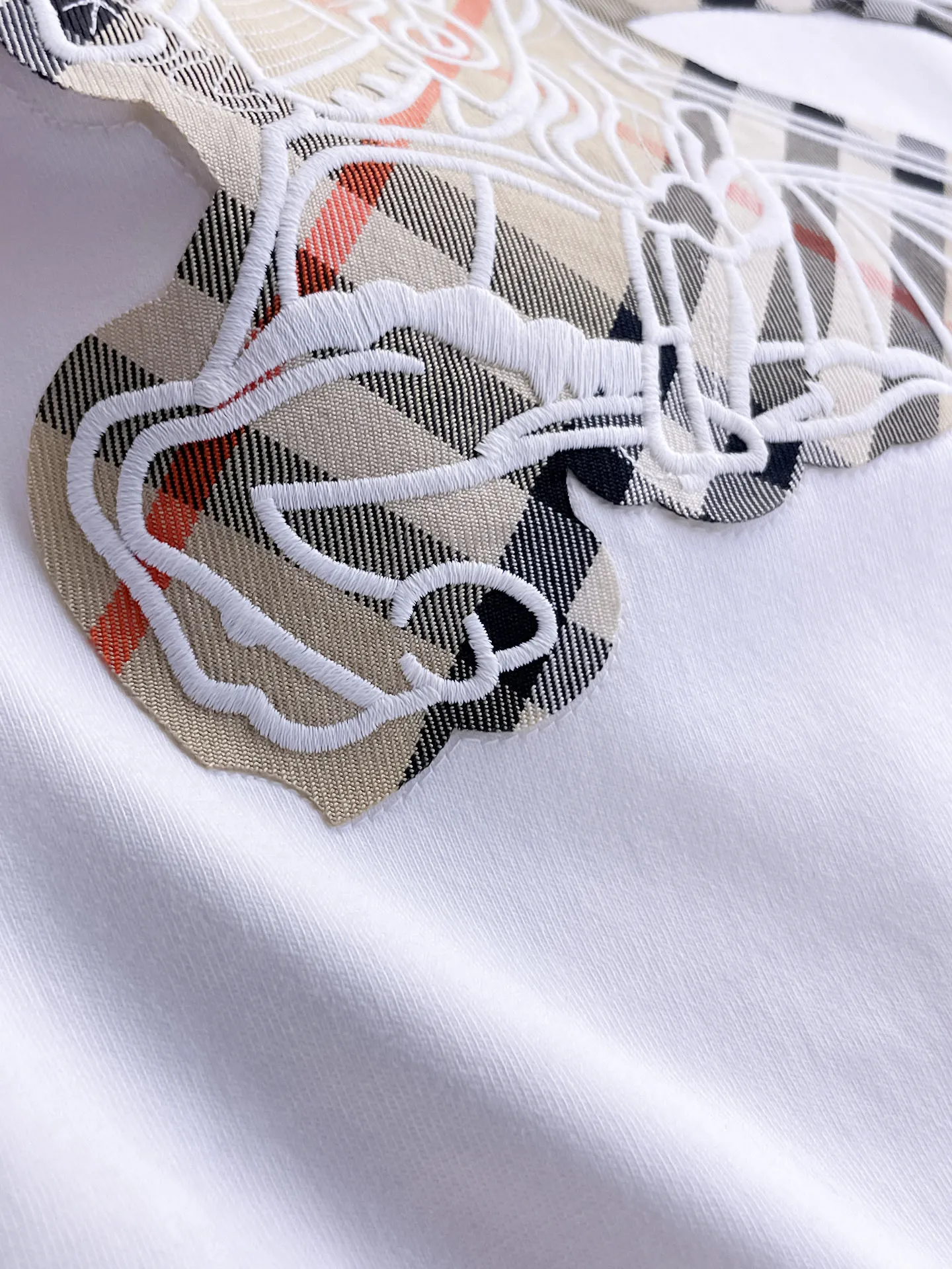Burberry's top version of the product 🐮2026 Spring and Summer New Arrival first counter, the latest New Arrival short-sleeved round neck T-shirt Premium customized design, avant-garde and fashionable! Brand logo heavy craftsmanship design Premium customized 260g fabric. Soft to the touch. Comfortable to wear. Counter-level exquisite stitching. Fine workmanship. The upper body effect is incomparably handsome! A must-have item for men and women with the same style! Sizes: S~XXL When placing an order, please state your height and weight. The maximum wearing size is 210 pounds (one size larger)